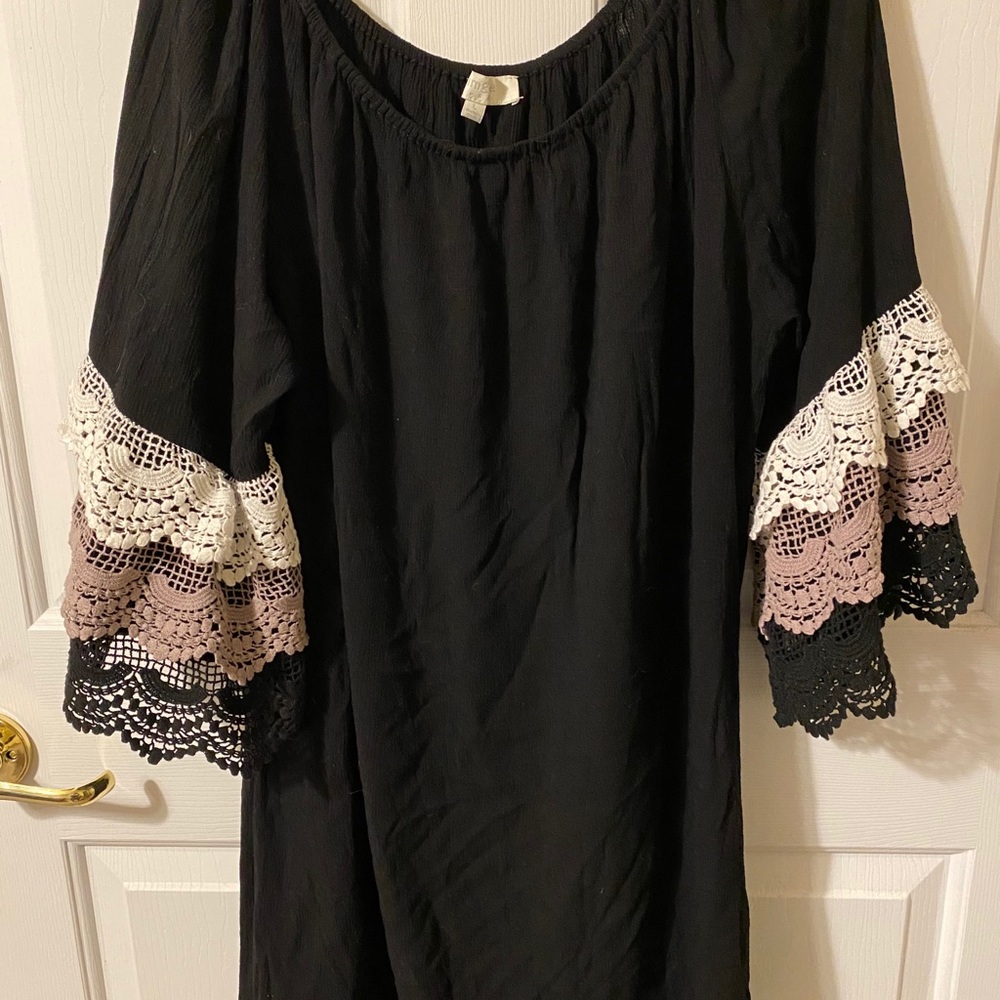 Black, Beige and ivory Umgee top with beautiful trim on sleeves!  Gorgeous on!